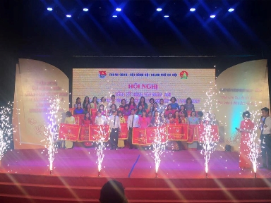 Trường THCS Thăng Long đón cờ mang chân dung Bác!