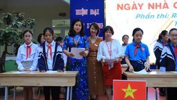 Nét chữ – nết người; Trang sách – trang đời