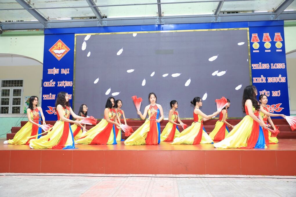 Sinh hoạt dưới cờ tháng 1 của trường THCS Thăng Long - Chủ đề: "Chào năm mới"