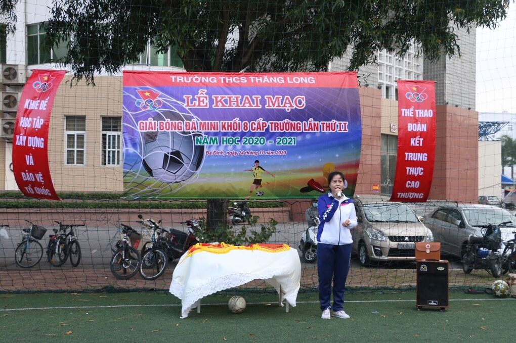 Giải bóng đá mini khối 8 Thăng Long năm học 2020-2021 - Tinh thần thể thao theo lời Bác dạy “ Quý trọng con người, giữ gìn sức khỏe”
