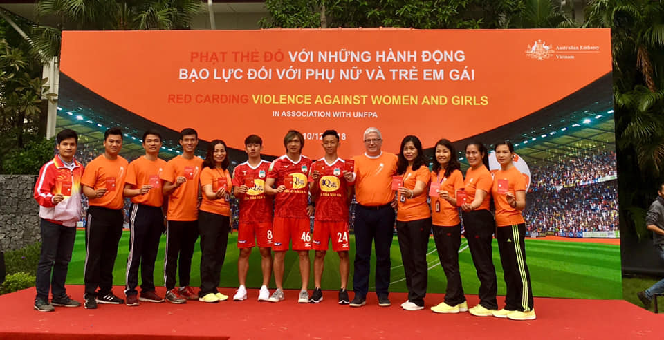 Phạt Thẻ Đỏ với những hành động bạo lực đối với phụ nữ và trẻ em gái