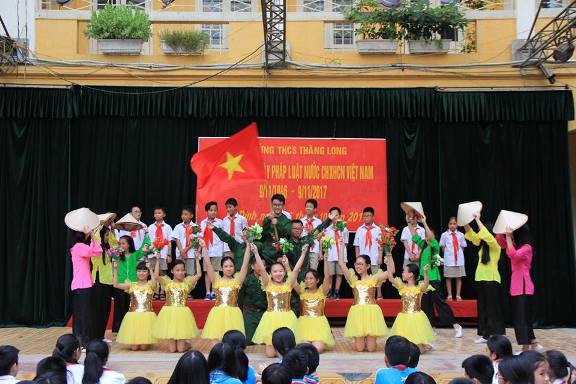 Sinh hoạt dưới cờ &amp; Hưởng ứng ngày Pháp luật Việt Nam