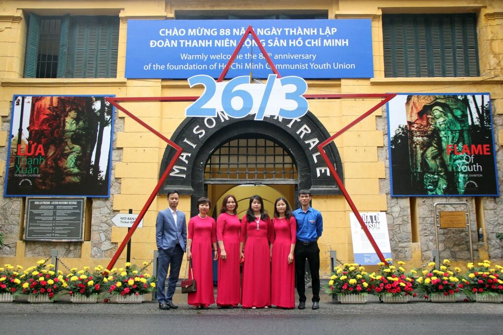 Chuyến hành trình về nguồn và buổi lễ kết nạp Đoàn của học sinh khối 9 trường THCS Thăng Long