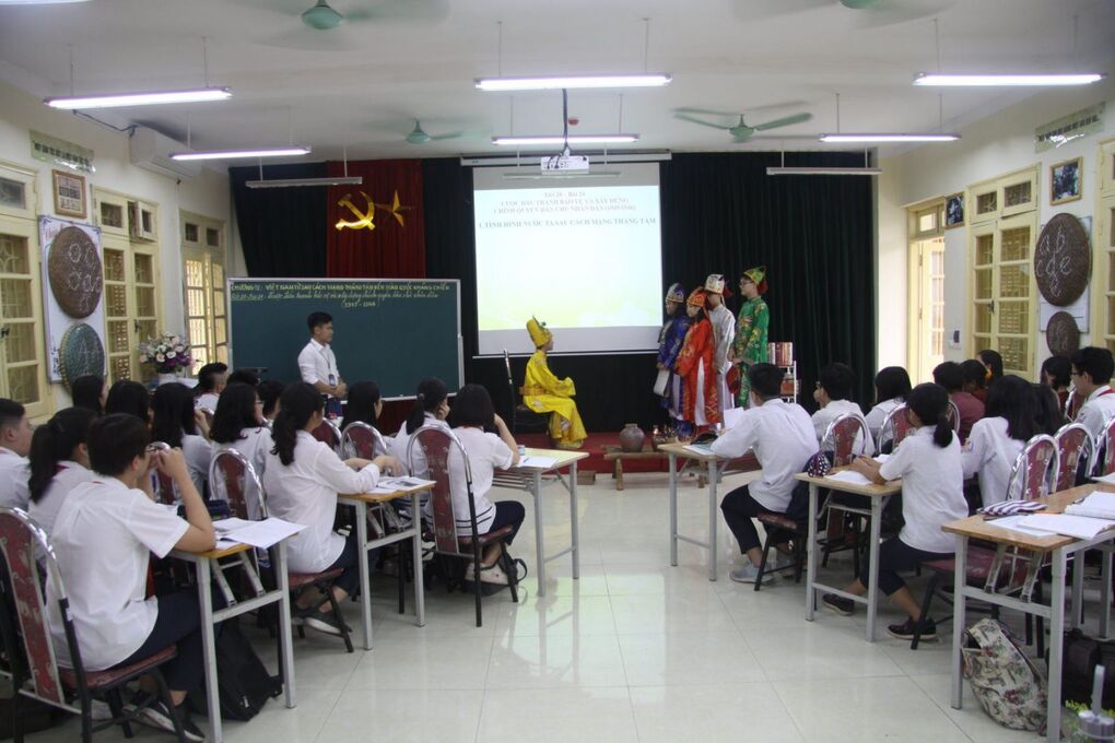 THÊM YÊU LỊCH SỬ NƯỚC NHÀ QUA TIẾT DẠY THỰC TẬP QUẬN CỦA THẦY GIÁO HÀ MINH THẮNG