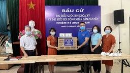 Nghĩa cử cao đẹp trong mùa bầu cử