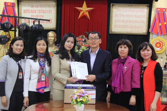 Trao tặng sách tiếng Hàn