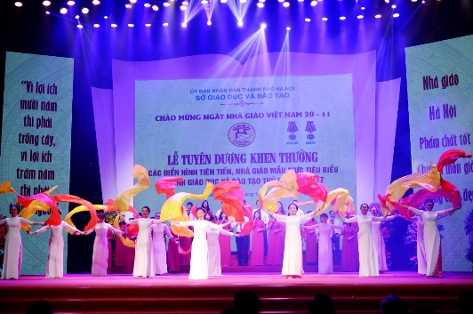 Hà Nội tuyên dương các điển hình tiên tiến, nhà giáo mẫu mực tiêu biểu năm 2017