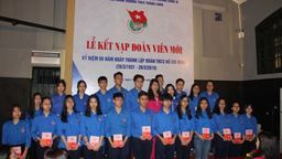 Xúc động trước khoảnh khắc kết nạp Đoàn TNCS Hồ Chí Minh của teen THCS Thăng Long