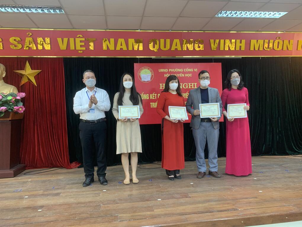 Giáo viên giỏi trường THCS Thăng Long được Hội Khuyến học phường Cống Vị vinh danh.