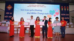 Trường THCS Thăng Long "Gói trọn yêu thương - Gửi Miền Trung ruột thịt"