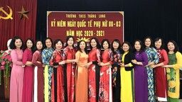 Các cô giáo Thăng Long duyên dáng trong tà áo dài