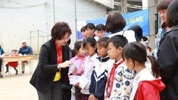 Trao yêu thương, chia sẻ khó khăn với đồng bào, học sinh dân tộc Sìn Hồ- Lai Châu