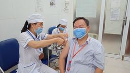 Tiêm chủng Vacxin Covid 19 là thực hiện phòng chống đại dịch.