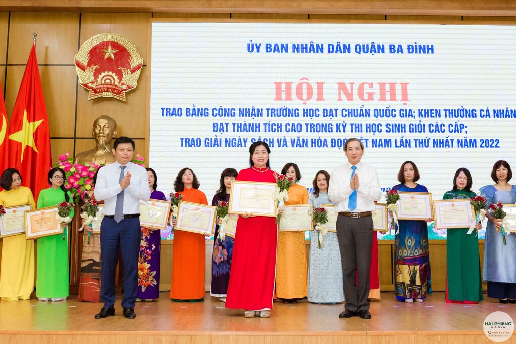 Hoa thơm dâng Bác