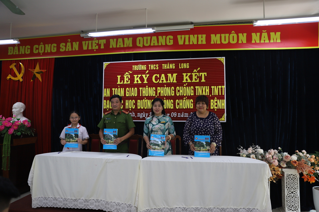 Lễ kí cam kết "Thực hiện An toàn giao thông - An ninh trường học - Phòng chống ma túy, tai nạn thương tích và tệ nạn xã hội"