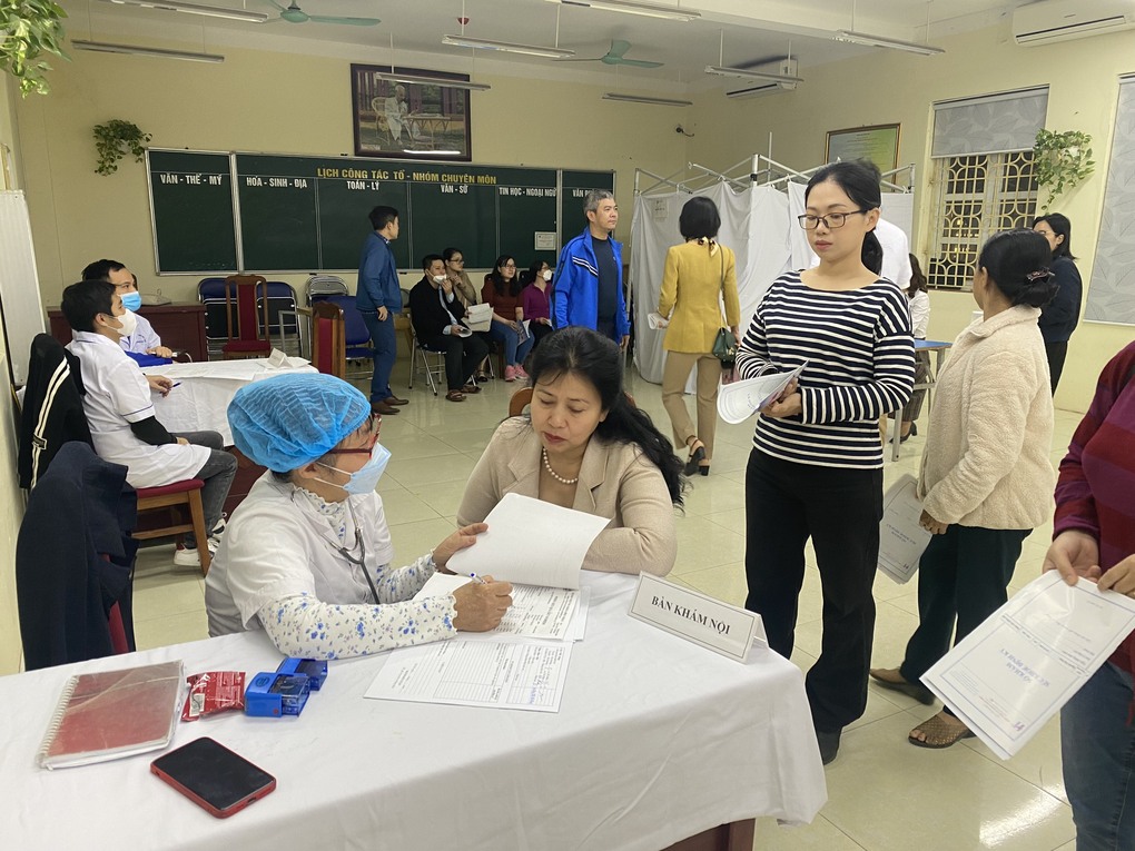 Tổ chức khám sức khỏe cho cán bộ giáo viên, công nhân viên toàn trường