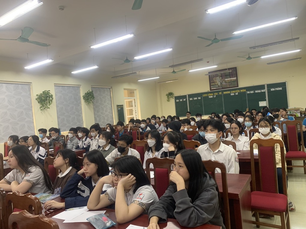 Đoàn TNCS Hồ Chí Minh trường THCS Thăng Long tổ chức lớp cảm tình Đoàn cho 86 bạn học sinh lớp 9 đủ điều kiện kết nạp đoàn viên mới.