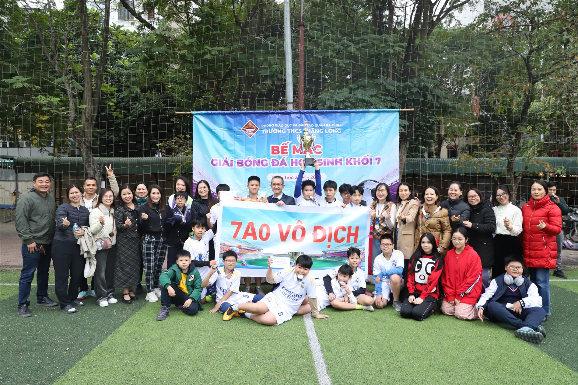 Bế mạc giải bóng đá học sinh khối 7 trường THCS Thăng Long, hành trình chinh phục và niềm tự hào chiến thắng