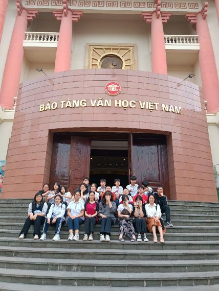 Học sinh lớp 9E trường THCS Thăng Long cùng chuyến tham quan khơi dậy tình yêu văn chương