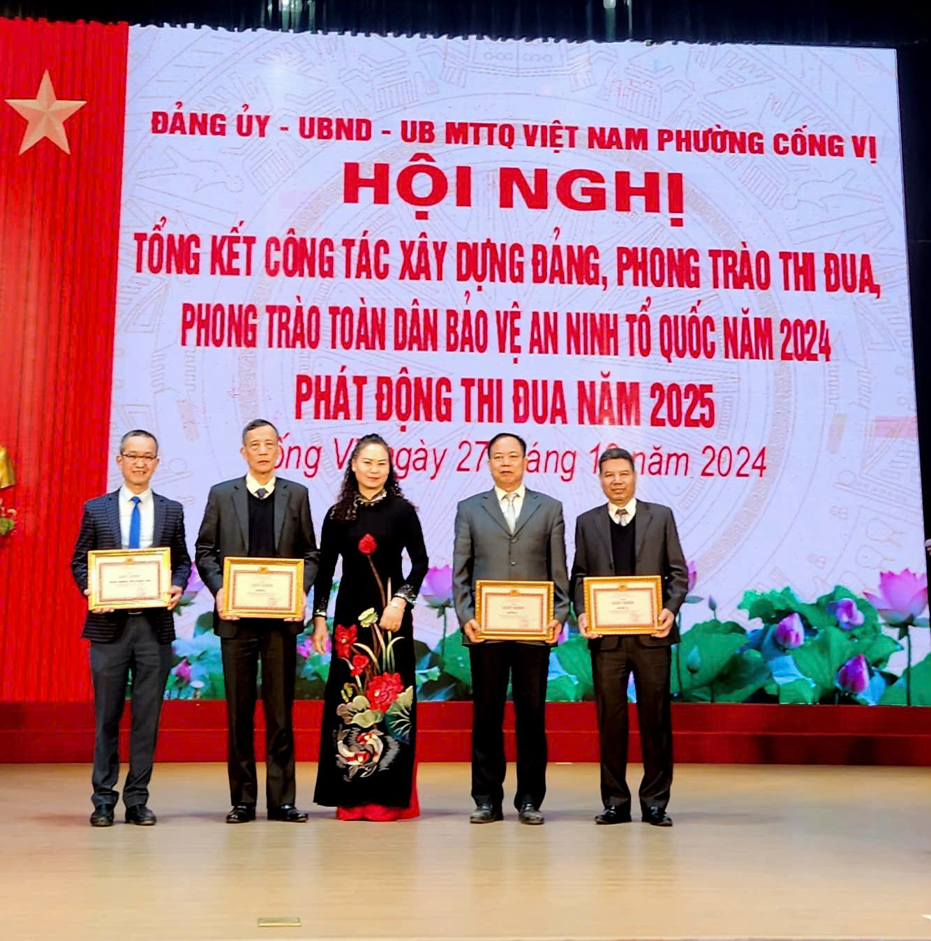 Trường THCS Thăng Long vinh dự được nhận giấy khen Chi bộ hoàn thành xuất sắc nhiệm vụ trong công tác xây dựng Đảng năm 2024