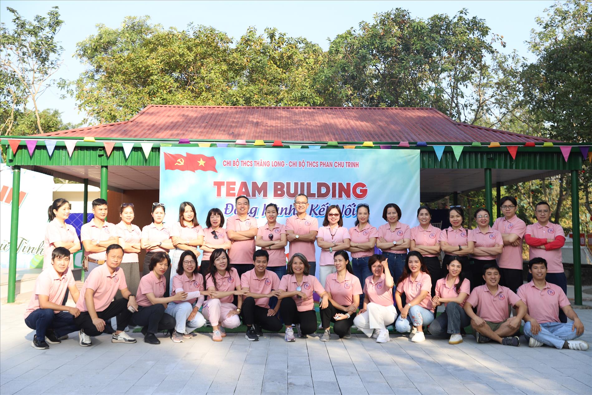 Chi bộ trường THCS Thăng Long với hành trình về cố đô Hoa Lư