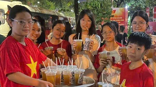 Những cốc nước thương yêu của nhóm học sinh Hà Nội