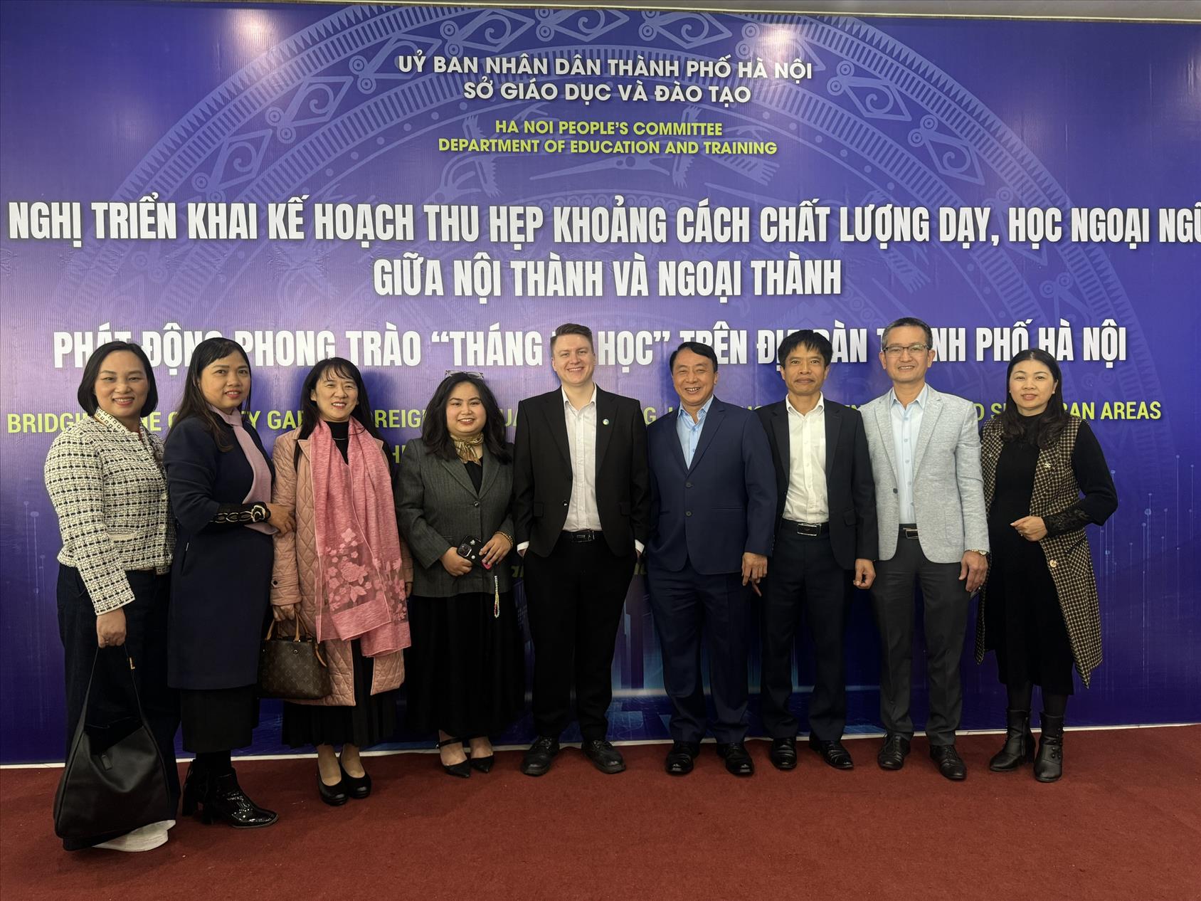 Hội nghị triển khai Kế hoạch thu hẹp khoảng cách chất lượng dạy và học ngoại ngữ giữa nội thành và ngoại thành;  phát động phong trào “Tháng tự học”trên địa bàn thành phố.