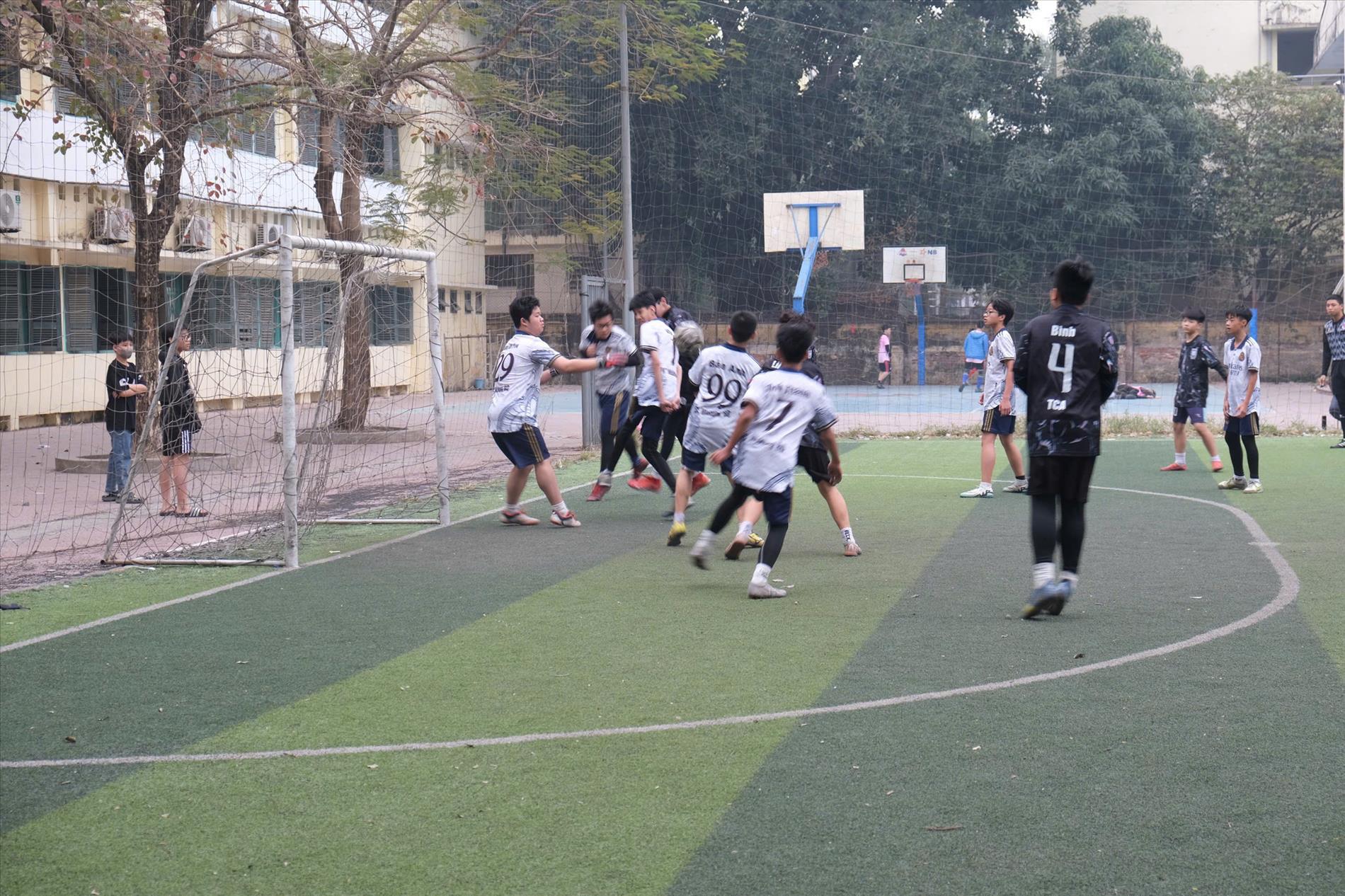 Bán kết giải bóng đá khối 8 - Khoảnh khắc tâm linh và loạt penalty cân não