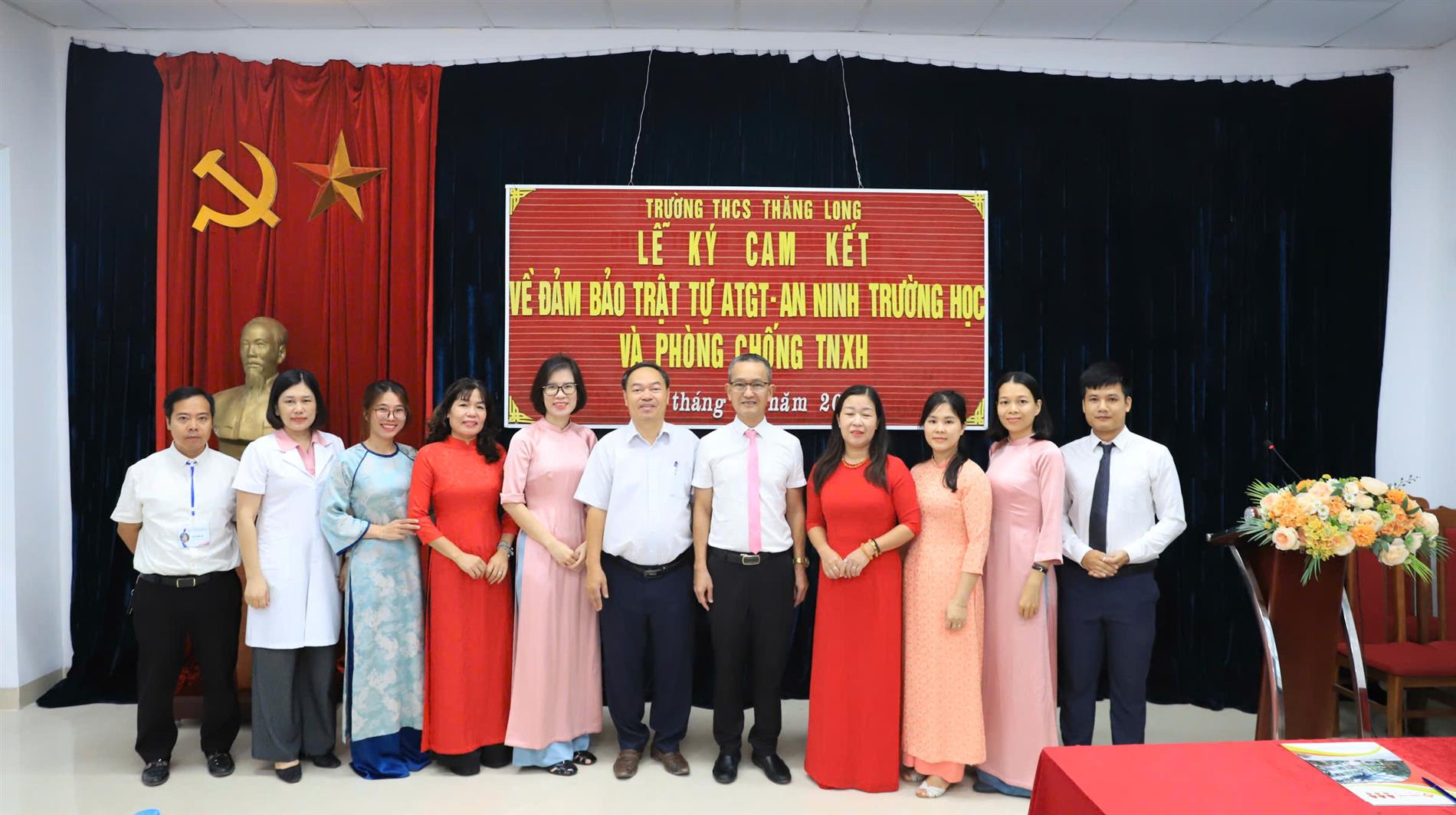 Trường THCS Thăng Long tổ chức Lễ kí cam kết về đảm bảo trật tự an toàn giao thông, phòng chống tệ nạn xã hội năm học 2025 -2026