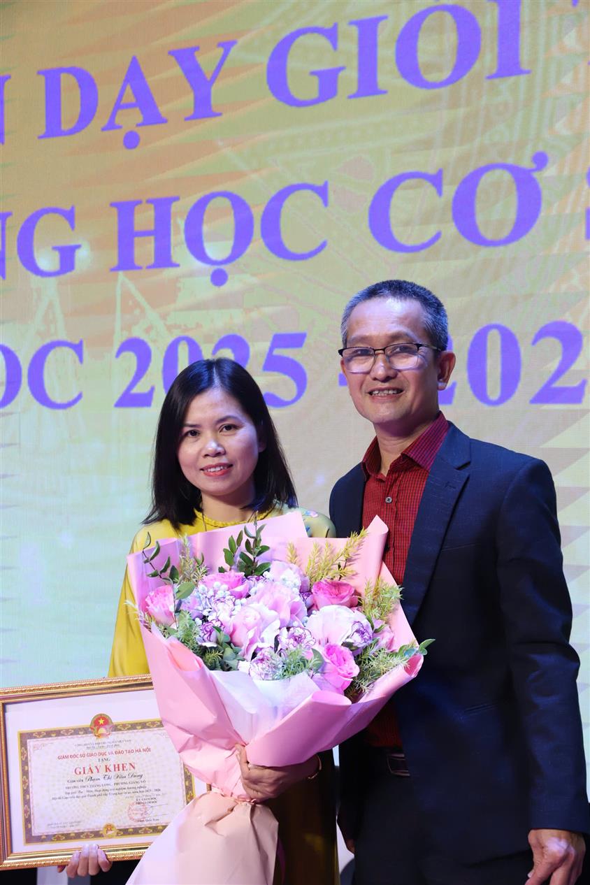 Vinh danh cô giáo trường THCS Thăng Long đạt giải Hội thi Giáo viên dạy giỏi Thành phố cấp THCS năm học 2025 - 2026