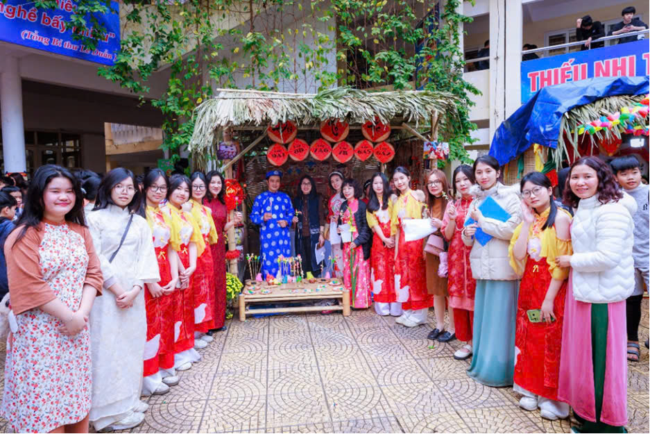 Những “nghệ nhân” nặn tò he trong Lễ hội Văn hóa dân gian