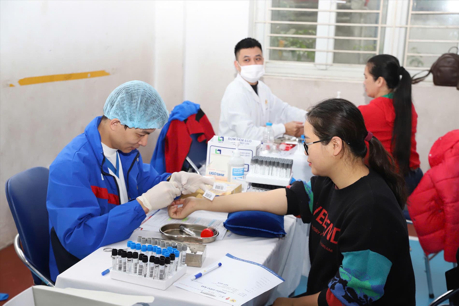Khám sức khỏe cho cán bộ giáo viên, công nhân viên nhà trường- việc làm nhỏ mang ý nghĩa lớn.