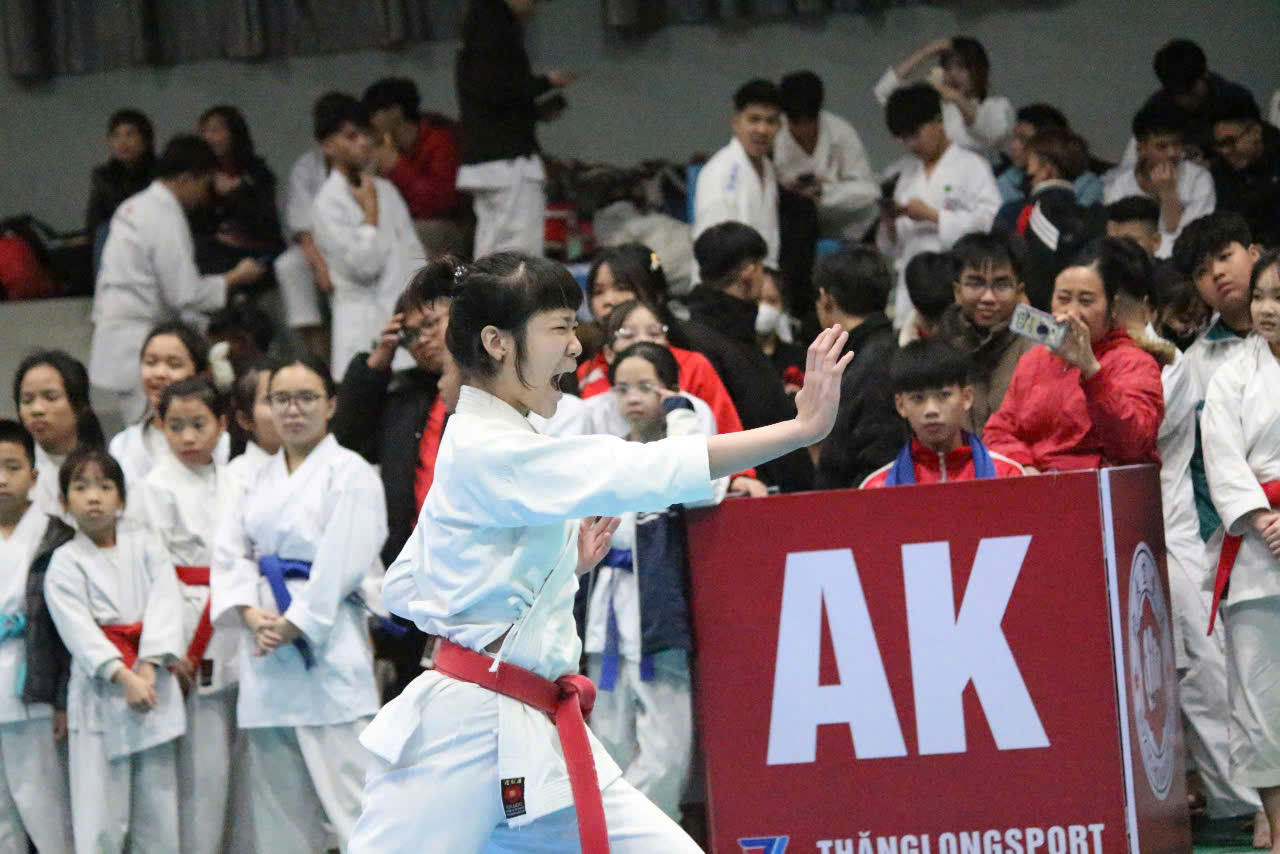 Hà Thị Tùng Lâm – cô gái vàng của Karate trẻ Thăng Long 2025