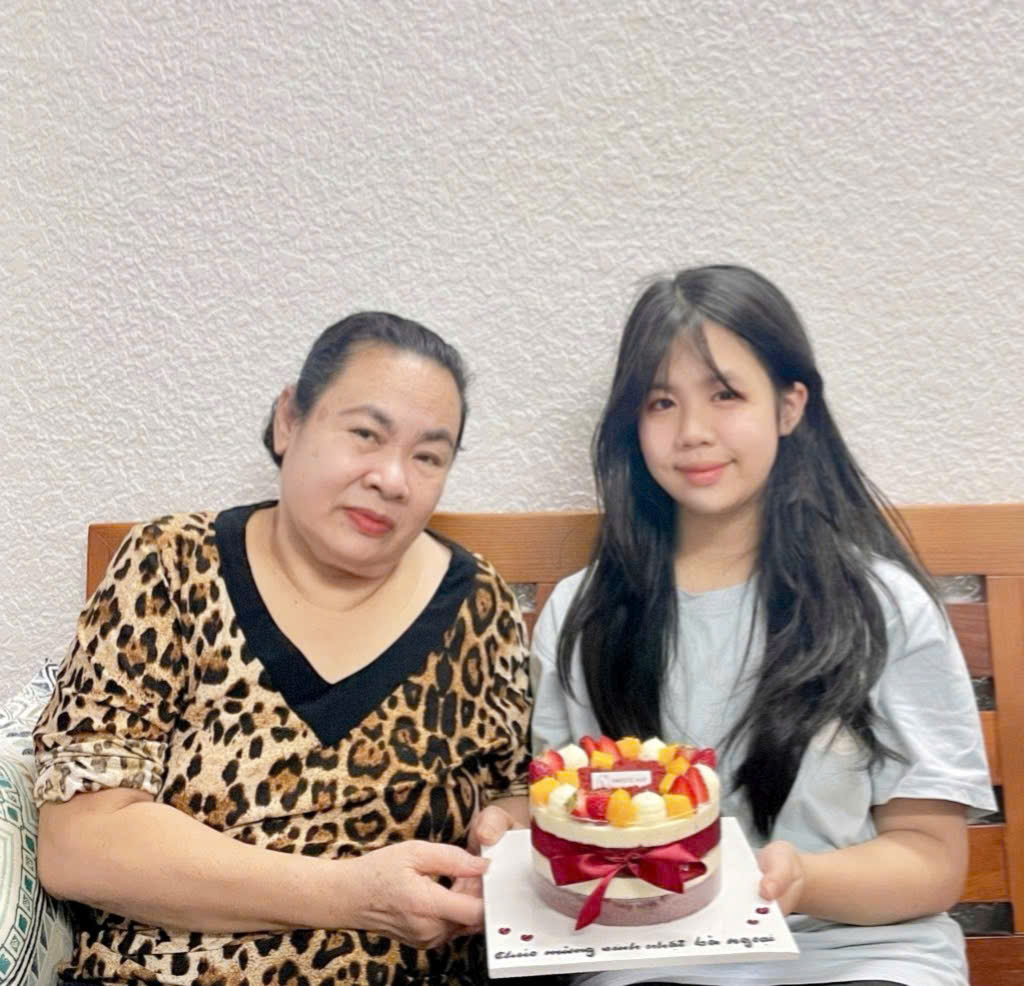 Bà – Bầu trời tuổi thơ