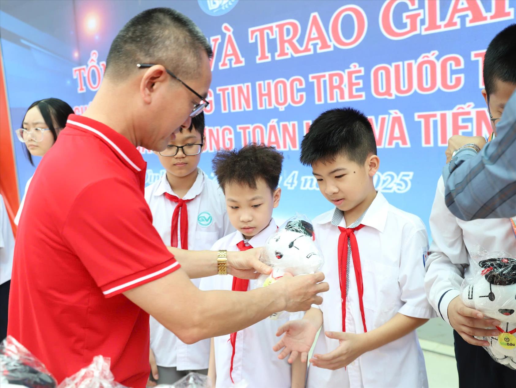 Học sinh THCS Thăng Long xuất sắc đạt giải cao trong cuộc thi “Tài năng tin học trẻ quốc tế”, “Đấu trường Toán học và Tiếng Anh” năm học 2024–2025
