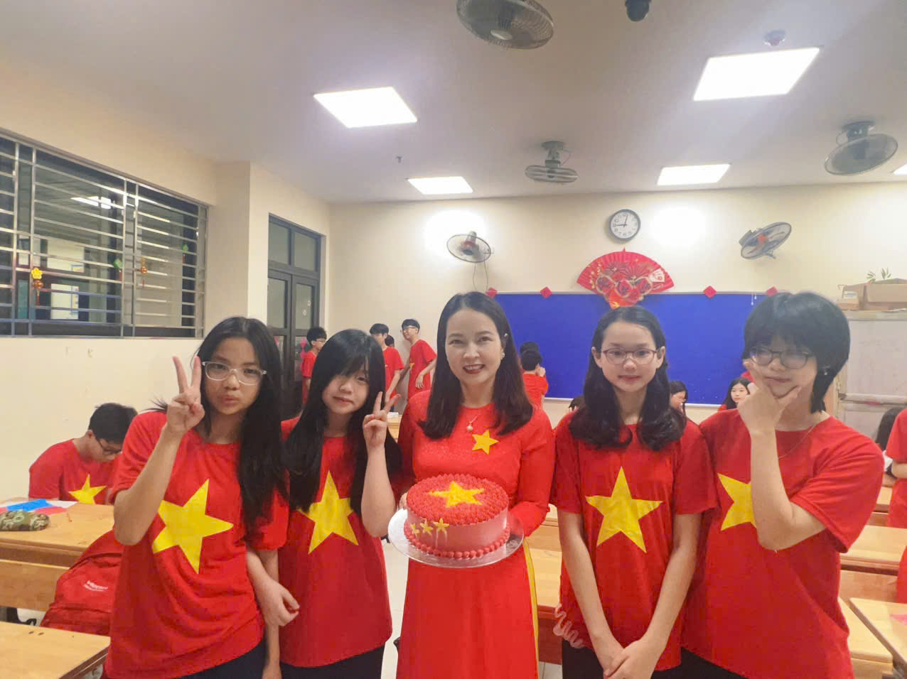 Em tô màu cờ đỏ