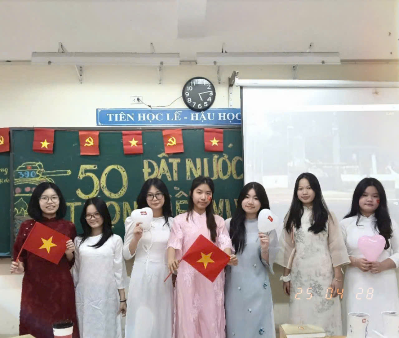 8B khắc ghi dấu ấn 50 năm Đất nước trọn niềm vui