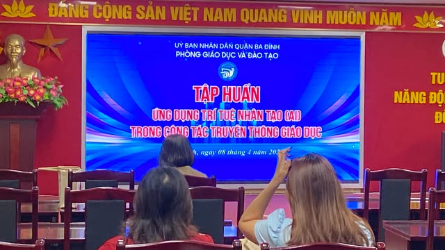 Ban truyền thông trường THCS Thăng Long tham gia tập huấn “Trí tuệ nhân tạo trong công tác truyền thông giáo dục”