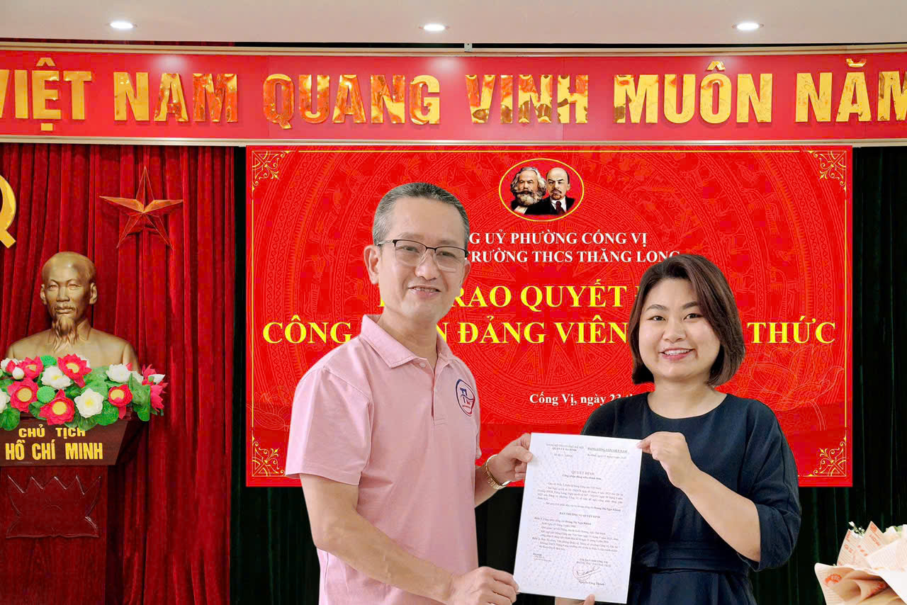 Đồng chí Hoàng Thị Ngọc Khánh – Giáo viên Trường THCS Thăng Long  vinh dự nhận quyết định Đảng viên chính thức