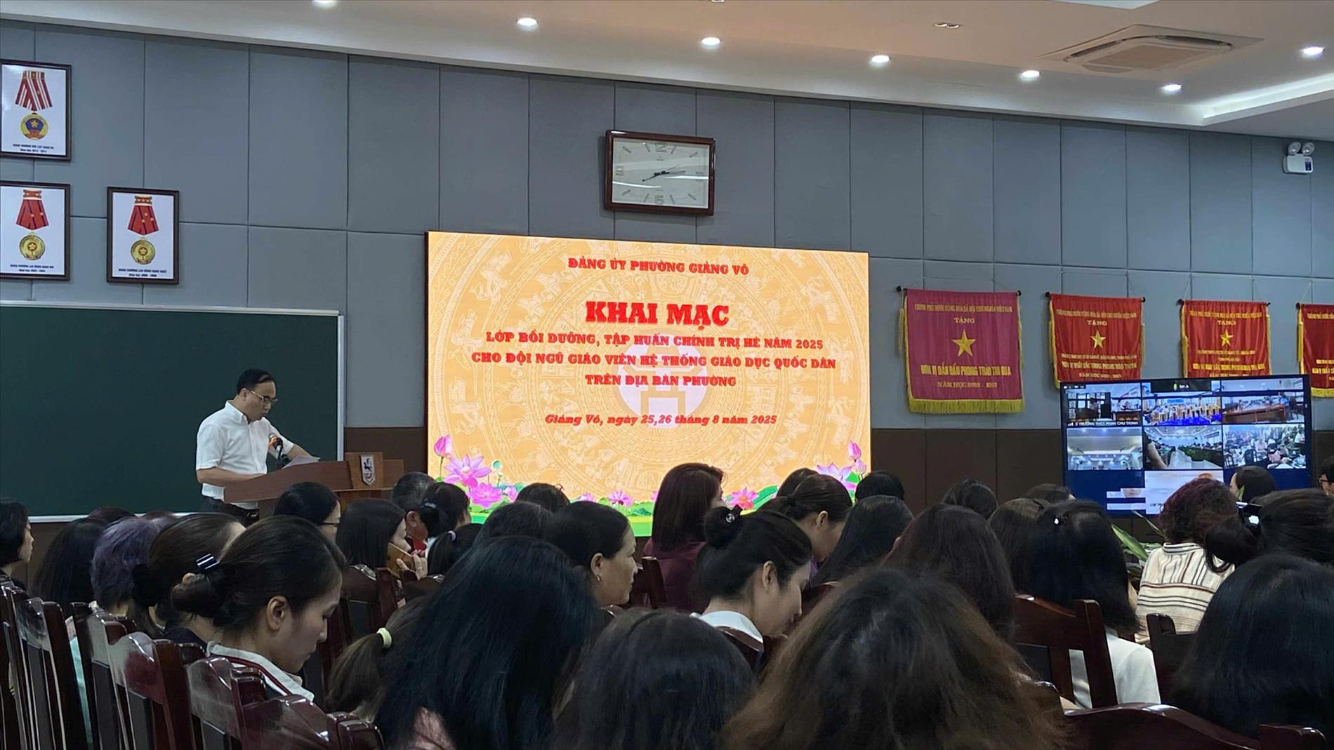 Trường THCS Thăng Long tham gia lớp bồi dưỡng chính trị hè 2025