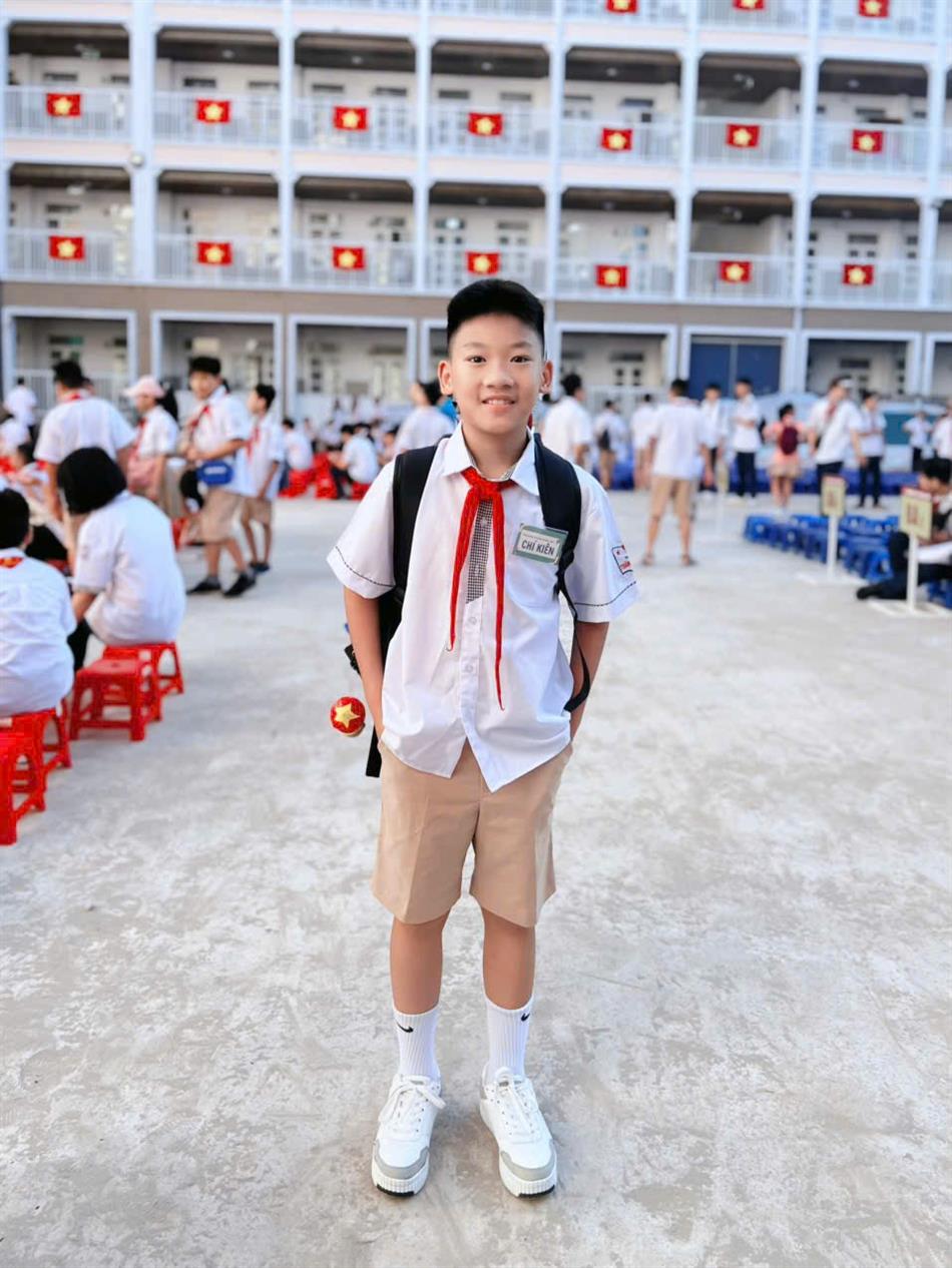 Người bên cạnh tôi thuở bé