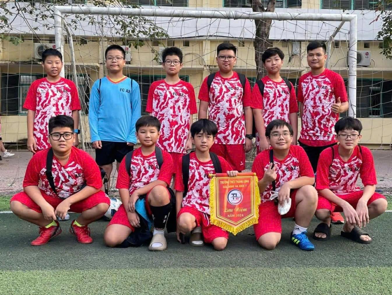 Lớp 8A2 và những bước chân trên thảm cỏ: Khi đam mê kết nối trái tim