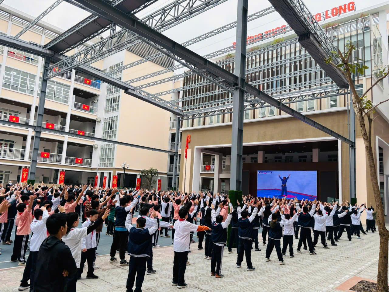 Hoạt động dạy tiết câu lạc bộ võ nhạc Vovinam cho học sinh khối 6