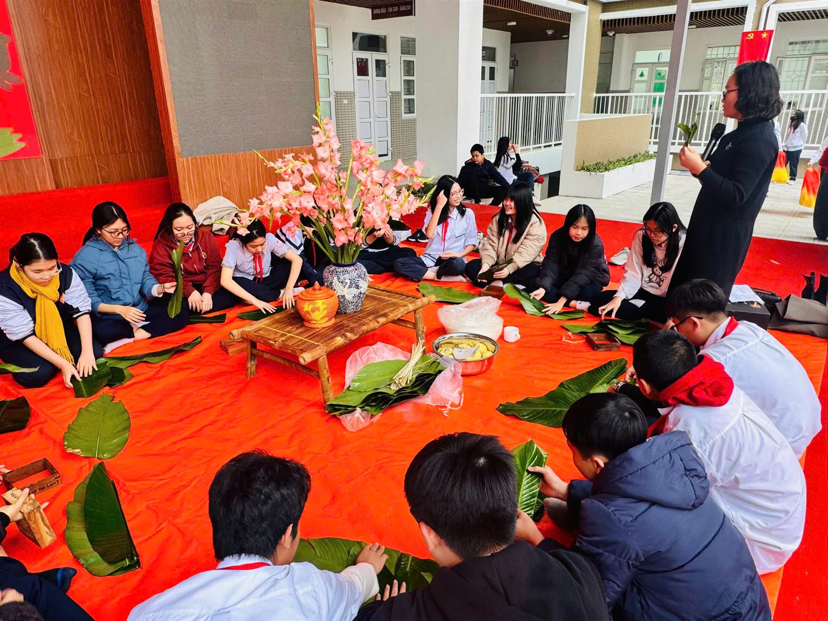 Lớp 8D – gói trọn yêu thương vào từng chiếc bánh chưng trong Xuân Bính Ngọ