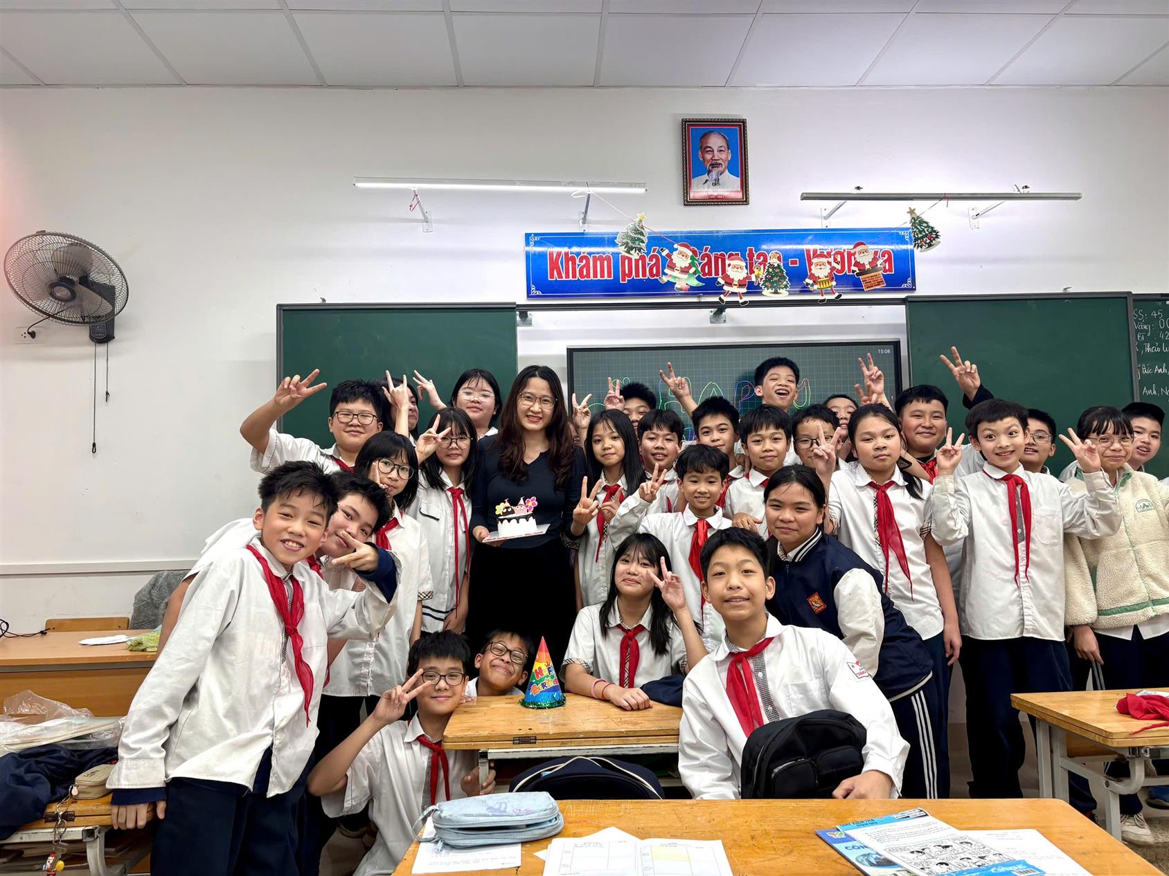 Sinh nhật bất ngờ, kỉ niệm ngọt ngào dành tặng cô chủ nhiệm