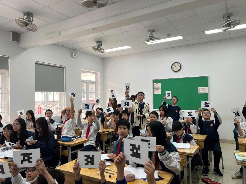 Tiêu đề: Giờ học "không giấy mực": Học sinh lớp 7A3 hào hứng với bài kiểm tra bằng thẻ Plickers