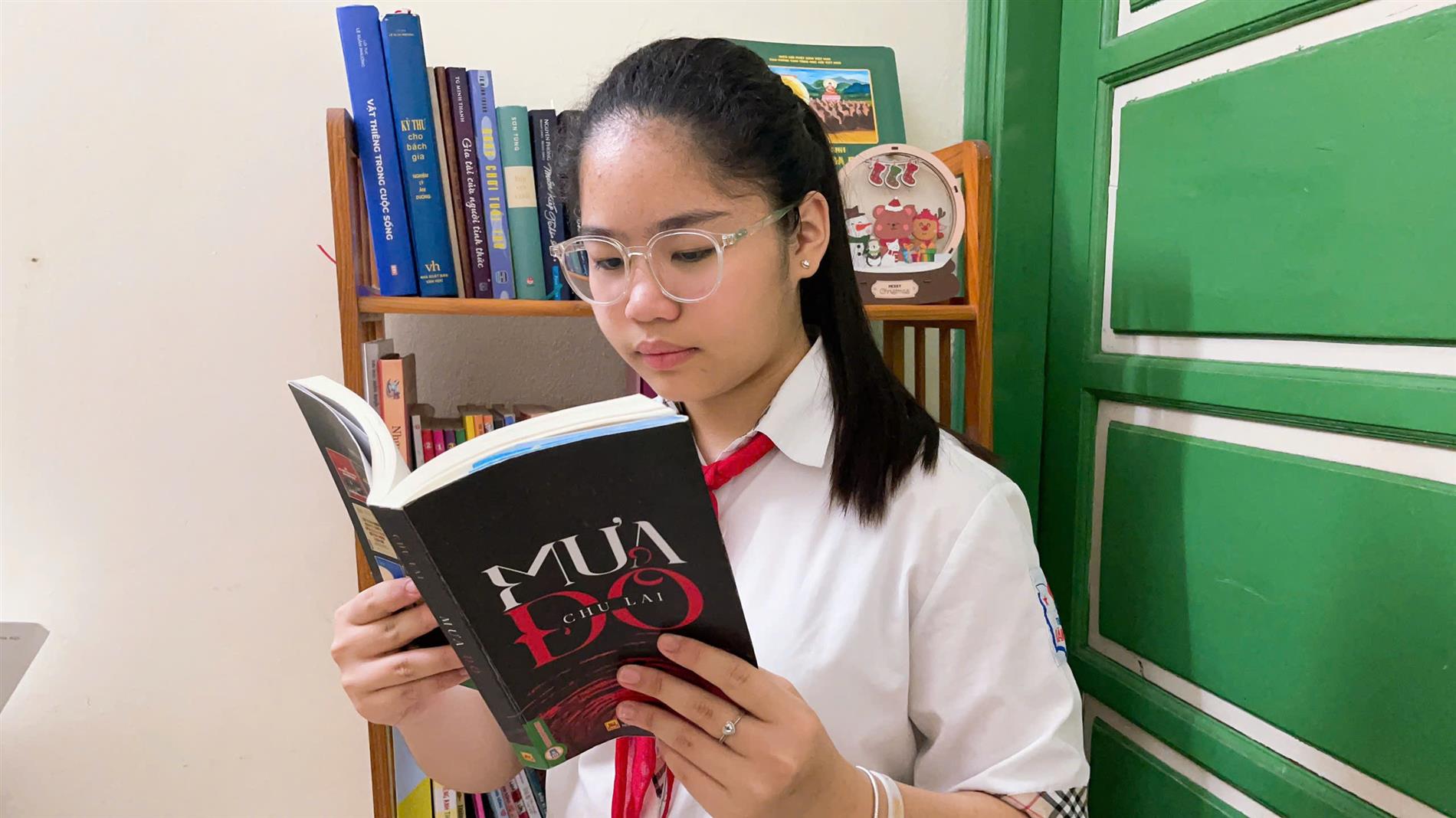 Ngược dòng thời gian cùng tiểu thuyết  “Mưa đỏ”