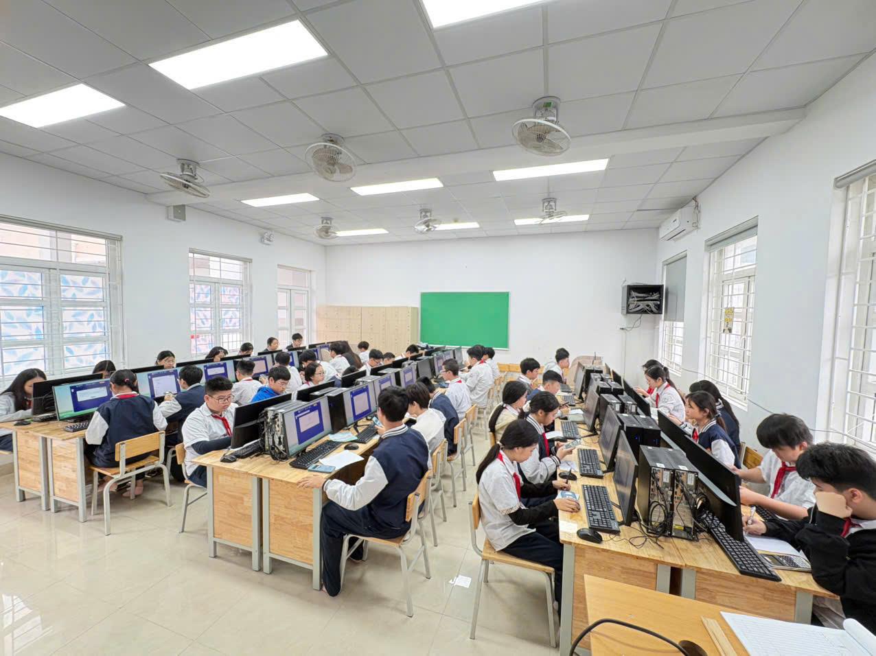 Rực lửa chung kết "đấu trường toán học" vioedu tại THCS Thăng Long: nơi trí tuệ tỏa sáng!