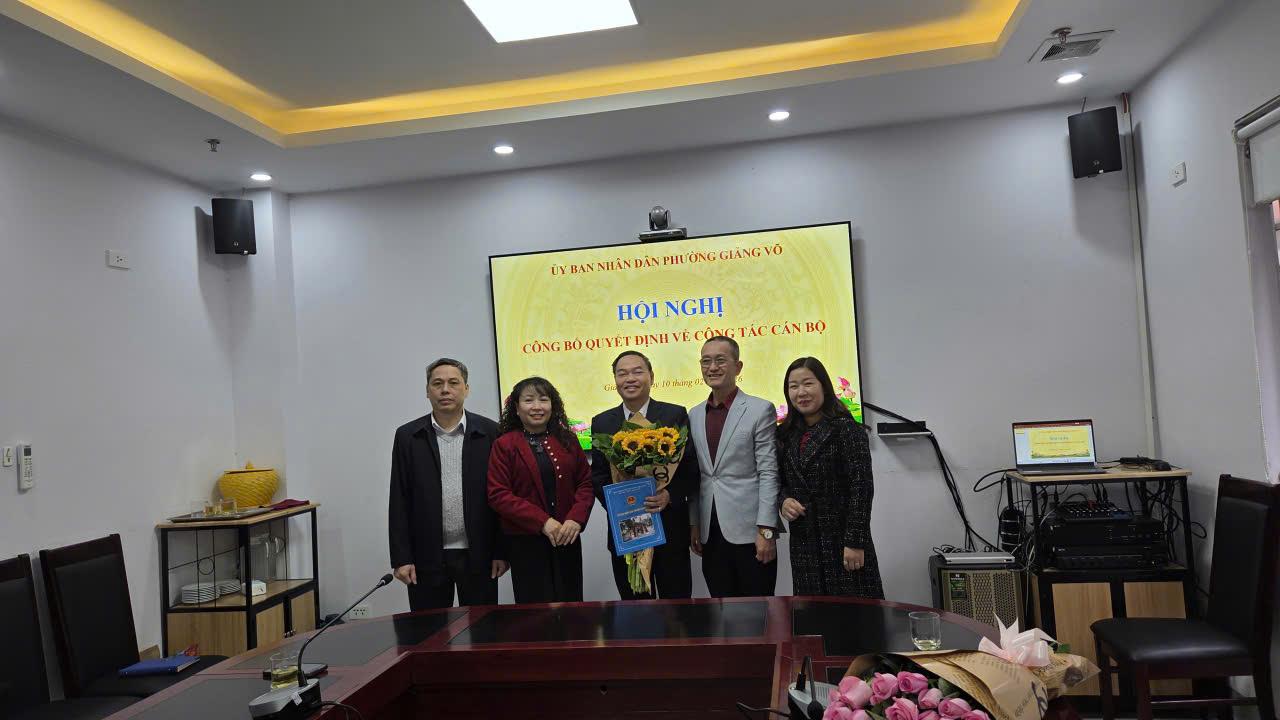 UBND phường Giảng Võ tổ chức hội nghị công bố và trao quyết định bổ nhiệm lại ông Hoàng Mạnh Hà giữ chức vụ Phó Hiệu trưởng trường THCS Thăng Long.