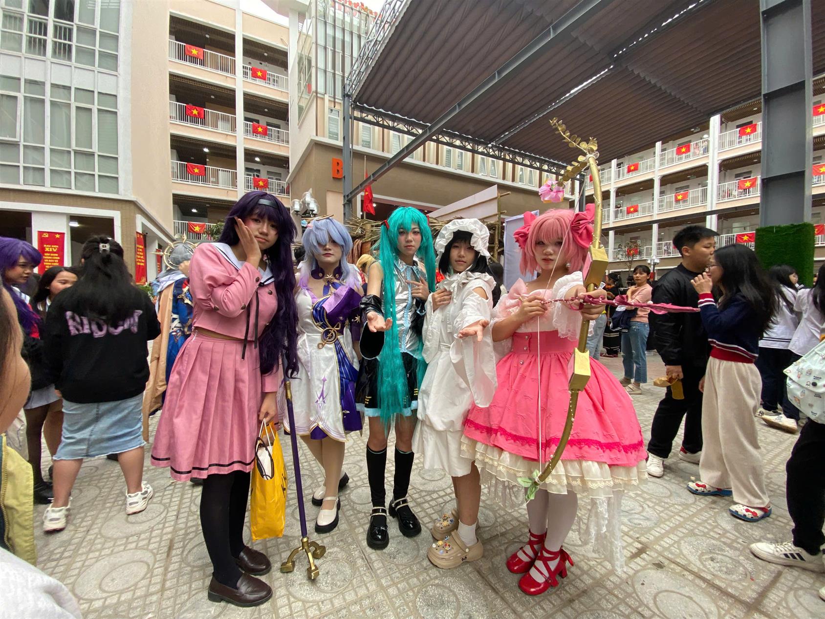 Sắc màu lễ hội – đam mê cosplay thắp sáng sân trường Thăng Long